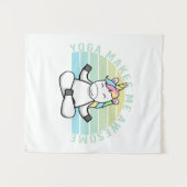 おもしろいヨガをするかわいいユニコーンおもしろい。ヨガ タペストリー (正面(横))