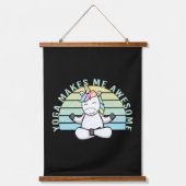 おもしろいヨガをするかわいいユニコーンおもしろい。ヨガ 吊り下げ型タペストリー (正面)