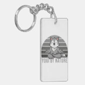 おもしろいヨガをするかわいい狼おもしろいよ。 キーホルダー (正面左)