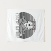 おもしろいヨガをするかわいい狼おもしろいよ。 タペストリー (正面(横))