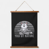 おもしろいヨガをするかわいい狼おもしろいよ。 吊り下げ型タペストリー (正面)