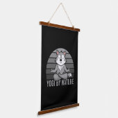 おもしろいヨガをするかわいい狼おもしろいよ。 吊り下げ型タペストリー (傾斜あり)