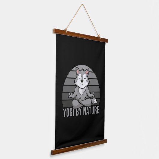 おもしろいヨガをするかわいい狼おもしろいよ。 吊り下げ型タペストリー (傾斜あり)