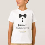 おもしろいリングや輪ベアラーブラ結婚ックタイズTシャツ Tシャツ<br><div class="desc">このおもしろいtシャツは、指輪を持つ人のための贈り物や贈り物と結婚してデザインされています。Tシャツは白く、黒い蝶ネクタイと3つのボタンのイメージが特徴。文字読のリングや輪持参人で、夫婦の名前と日結婚付とともに、彼の名前を入れる場所結婚がある。素晴らしの結婚スワッグバッグ</div>