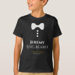 おもしろいリングや輪ベアラ結婚ホワイトタイTシャツ Tシャツ<br><div class="desc">これらのおもしろいTシャツはリングの担い手への贈り物や贈り結婚物として設計されている。Tシャツは黒で、白いボウタイと3つのボタンのイメージを備えている。文字読のリングや輪ベアラーは、彼の名前を入力する場所と結婚カップルの名前と日付結婚を持つ。の素晴らしスワッグ結婚バッグへの追加。</div>