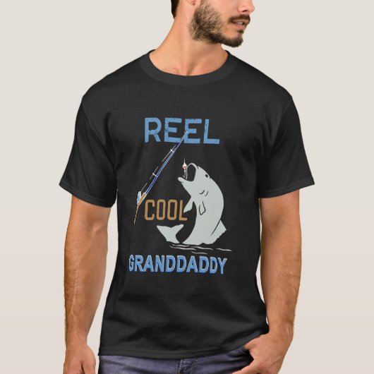 おもしろいリールがクールなおじいちゃん漁師 Tシャツ (正面)