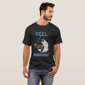 おもしろいリールがクールなおじいちゃん漁師 Tシャツ (正面フル)