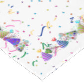 おもしろいレッドハッピーニューイヤー – 紙吹雪とパーティー帽子 テーブルクロス (アングル)