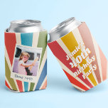 おもしろいレトロカスタム40th誕生日ヴィンテージ写真 缶クーラー<br><div class="desc">このモダンレトロカスタムおもしろいヴィンテージレインボー日が差すこと写真40th誕生日パーティークーラーは、スタイルで彼らのマイルストーンの誕生日を探している人のための祝素晴らしいアクセサリーである。レトロなインスパイア日が差すことのデザインを色の虹で特集し、この缶クーラーは確実にパーティーでヒットする。また、宇宙写真と名前カスタムのも含まれ、何年も大切にパーソナライズされた思い出す記念の品を作り出す来こと。この40歳の誕生日パーティーはクーラーは、屋外の集会、裏庭のバーベキューなど、あなたが冷たく飲み物と手を自由にしたい他の祭りに最適であ保る。この重要な節目を迎える人にとって素晴らしい贈り物のアイディアであ祝り、スタイルや個性を披露すユニークることができる。あなたはパーティーを計画するか、思慮深い贈り物を探すかどうか、この缶クーラーは必ず感動する。</div>