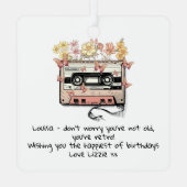 おもしろいレトロカセットテープ誕生日 メタルオーナメント (裏面)