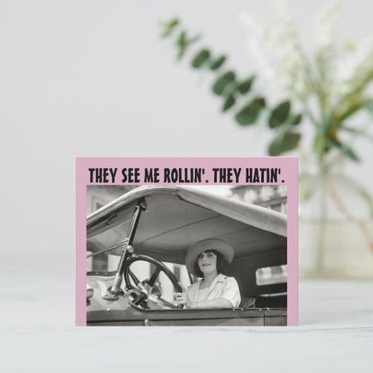 おもしろいレトロ主婦はがきロールインを見る ポストカード (スタンド正面)