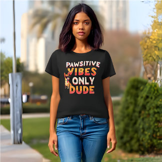 おもしろいレトロ'Pawsitive Vibes Only Dude' Tシャツ