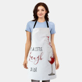 おもしろいワイン少し笑いアロット エプロン (着用した状態)