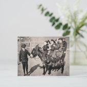 おもしろいヴィンテージポートレート子のDonkey Balancing ポストカード (スタンド正面)