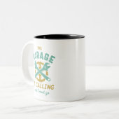 おもしろいヴィンテージ修理整備士ガレージが呼び出し中 ツートーンマグカップ (正面左)