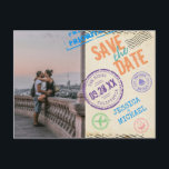 おもしろいヴィンテージAirmailタイポグラフィ写真の保存日付 インビテーションポストカード<br><div class="desc">写真は日付を保存する。タイポグラフィのアートワークヴィンテージ紙、航空便の切手とシール、新郎新婦の名前結婚、日付、目的地(都市と州)。単語LOVEとハートはヴィンテージ郵便シールに組み込まれている。カラフルおもしろいオリジナル行素晴らし先の結婚式のためだけでなく、あらゆる種類の結婚ため。</div>