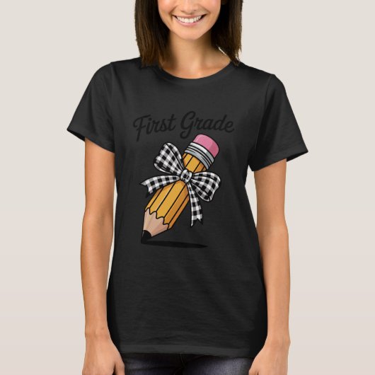 おもしろい一年生 鉛筆ボウ バックトゥスクール 先生 Tシャツ (正面)