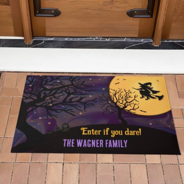 おもしろい不気味魔女ムーンハロウィンパープルカスタマイズ ドアマット (Spooky customizable Halloween Witch Doormat by Inspirivity)