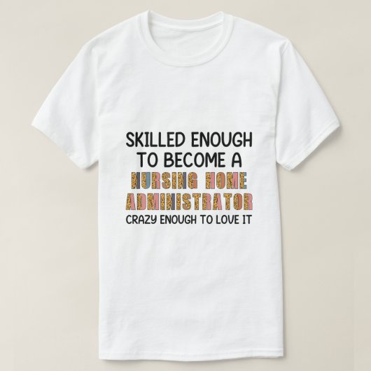 おもしろい介護住宅管理者鑑賞日 Tシャツ (デザイン正面)