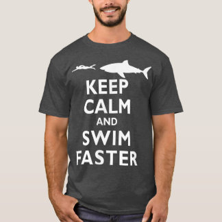 おもしろい保泳ぐシャーク泳ぐスイイ Tシャツ