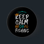 おもしろい保落ち着いて行く魚釣り漁師ユーモア 缶バッジ<br><div class="desc">川とおもしろい湖の魚釣りを愛する人々のための釣り人、アングラーのためのデザイン。このヴィンテージ、レトロ動揺してやグッズ素晴らしは、木材でキャビンへの魚釣り旅行に衣服する。あなたのギア、魚釣りロッド、魚釣りリールを持って、いくつかの魚をキャッチしよう。お父素晴らしさん、おじいさん、旦那さん、お兄さん、ユーモア、ジョーク、パン、皮肉を好む退職したためのクリスマスプレゼントと誕生日プレゼント。</div>
