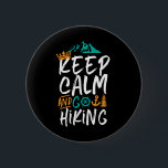 おもしろい保Calm and Goハイキングヴィンテージハイカーキャンパー 缶バッジ<br><div class="desc">ハイおもしろいカーユーモアのある、キャンパー、山の登山者のためのデザイン。このヴィンテージと動揺して商品は素晴らし、アウトドア活動を愛する人のためのものである。山の登山、ジャングルトレッキング、キャンプに最適。素晴らし自然を探索し、森を歩く人々のためのクリスマスプレゼントと誕生日プレゼント。</div>