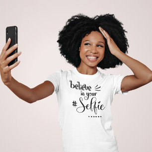 おもしろい信じのSelfieブラックスクリプト Tシャツ