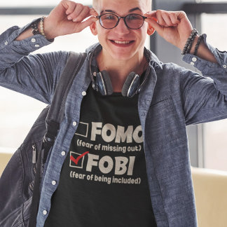 おもしろい内向きFOMO FOI社会的に厄介な暗い Tシャツ
