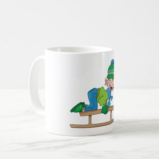 おもしろい冬そり少年かわいい雪の冒険 コーヒーマグカップ (正面左)