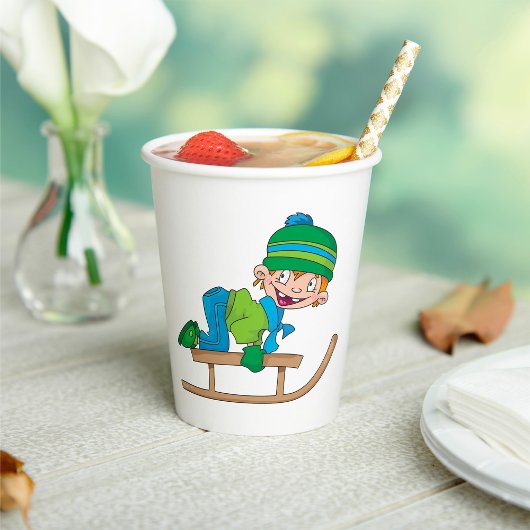 おもしろい冬そり少年かわいい雪の冒険 紙コップ
