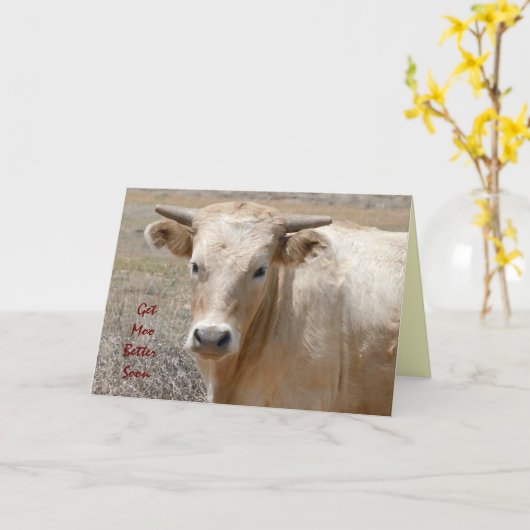 おもしろい十分かわいく白い牛を-牧場か農場得て下さい カード (黄色い花)