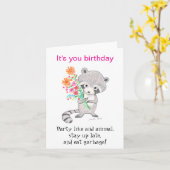 おもしろい可愛いラクーンお前の誕生日のゴミ食べだ カード (黄色い花)