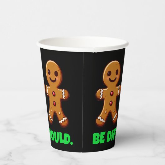 おもしろい型違うジンジャーブレッドマンを壊す 紙コップ (右)