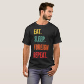 おもしろい外国語学の贈り物は食べ寝る Tシャツ (正面フル)