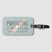 おもしろい子育てヴィレッジアンドヴィネヤード引用文 ラゲッジタグ (正面横)