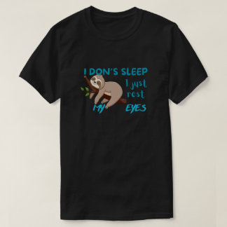 「おもしろい寝てないし目を休めるだけだ」 Tシャツ