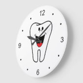 おもしろい幸せな笑顔の歯のための歯科医 ラージ壁時計 (傾斜)