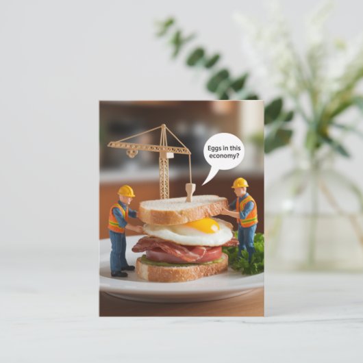 おもしろい建築の労働者がサンドイッチを作る ポストカード (スタンド正面)