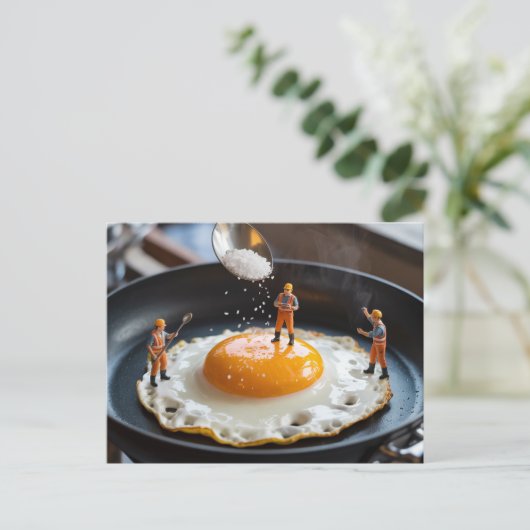 おもしろい建築作業者が卵を固定する注ぎ塩 ポストカード (スタンド正面)