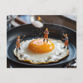 おもしろい建築作業者が卵を固定する注ぎ塩 ポストカード (正面)