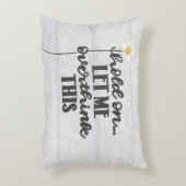 おもしろい引用文とデイジーオンウッド アクセントクッション (正面(垂直))