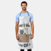おもしろい引用文ホームは猫がいる場所 エプロン (着用した状態)
