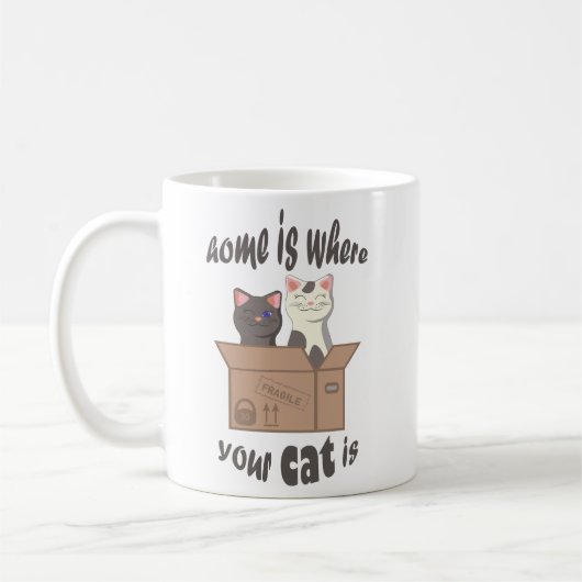 おもしろい引用文ホームは猫がいる場所 コーヒーマグカップ (左)