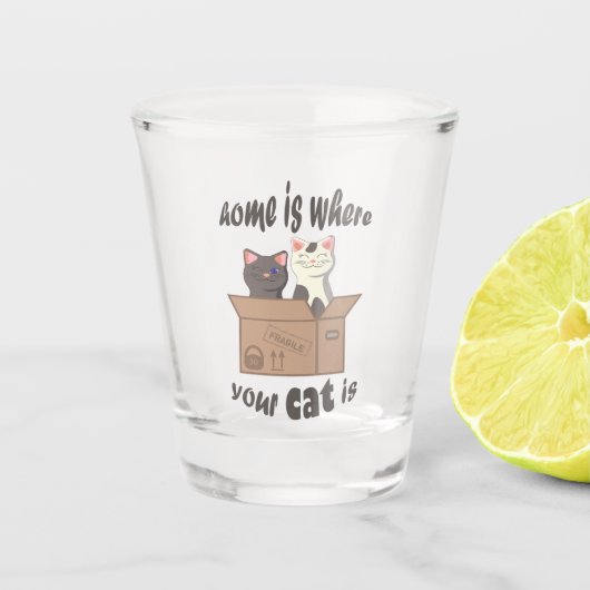 おもしろい引用文ホームは猫がいる場所 ショットグラス (正面)