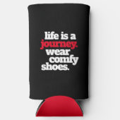 おもしろい引用文生活は旅だ… スリム缶クーラー (正面)