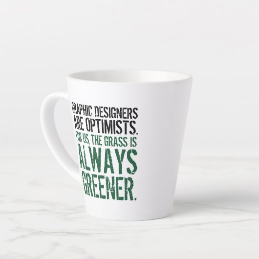 おもしろい引用文:グラフィックデザイナーは最適化 カフェラテマグ (左アングル)