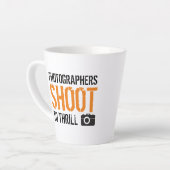 おもしろい引用文:写真家がスリルを狙う。 カフェラテマグ (左アングル)