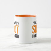 おもしろい引用文:写真家がスリルを狙う。 マグカップ (中央)