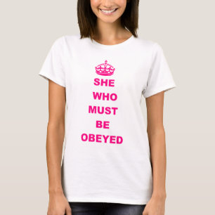 おもしろい従われた文字でなければならない彼女 Tシャツ