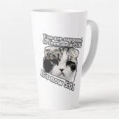 おもしろい怒子猫ミーム カフェラテマグ (右アングル)